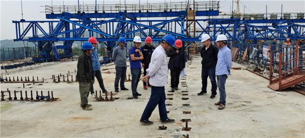 �齻���ſ�չ��Ŀ�ڲ���Ħ�����