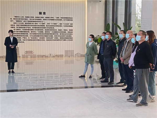 �齻���ŵ�Ա�������з��ͽ������ؿ�չ��ʾ�����